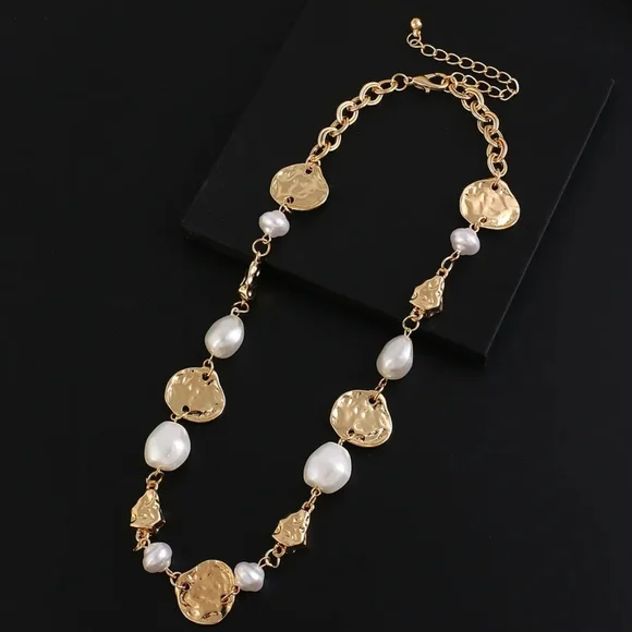 Trendy Gold Color Metal and Pearl Necklace - Picture 2 of 4